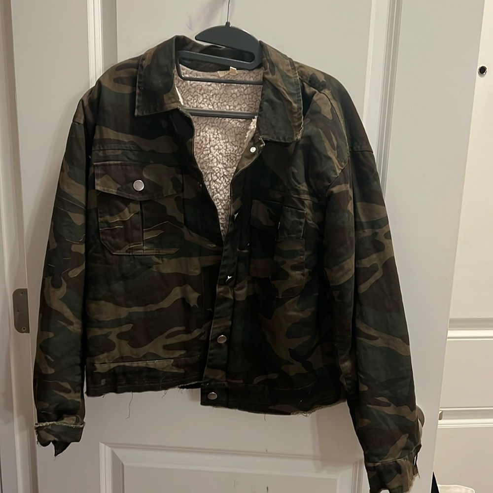 Camo jacket with sherpa lining - size medium